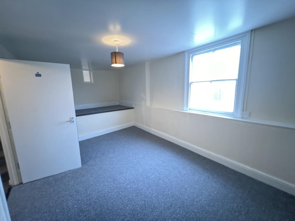 Lot: 41 - THREE STOREY COMMERCIAL PROPERTY - General view of office on mid floor